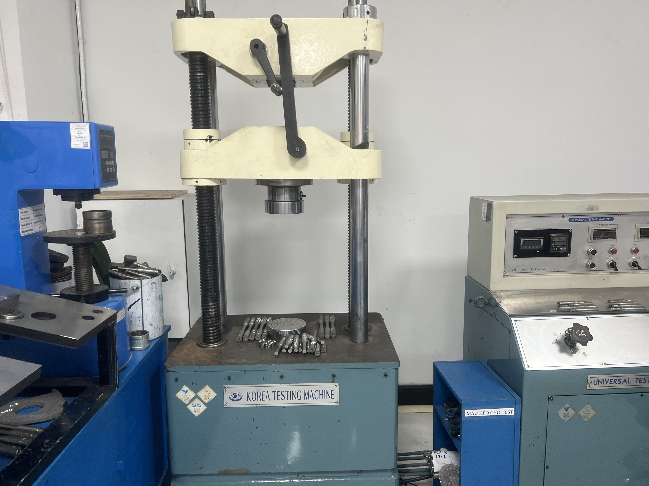 Universal Testing Machine.jpg